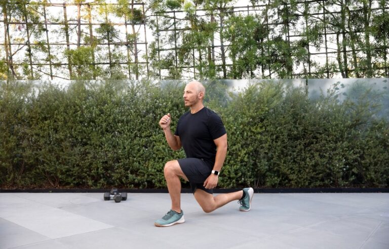 Combate la tensión crónica de las caderas con estos 4 movimientos que Fitbit recomienda