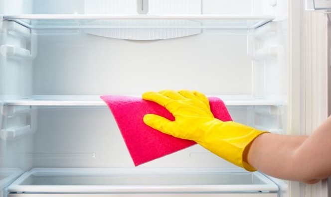 Derribando mitos: ¿Es recomendable limpiar el refrigerador con bicarbonato y limón?