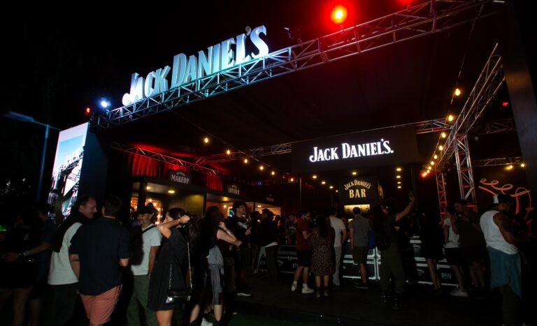 Más que un festival: Jack Daniel’s crea inédito spot en Lollapalooza con bandas en vivo, zona de make up rockero, luthier y juegos