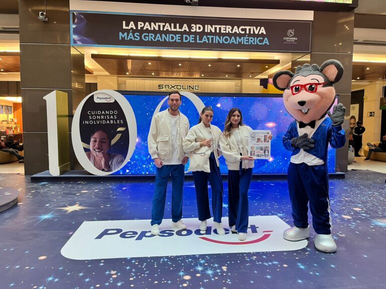 Pepsodent celebra su centenario con una inolvidable activación en Costanera Center