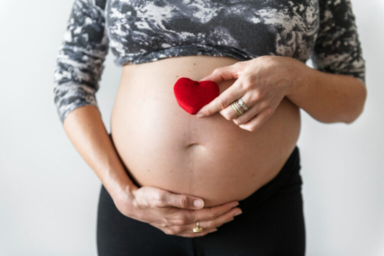 Donación de óvulos: El acto de amor entre mujeres que ha ido avanzando en Chile 