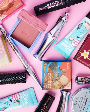 ¡Todo lo que necesitas este verano cabe en tu cosmetiquero! Descubre los minis de Benefit Cosmetics