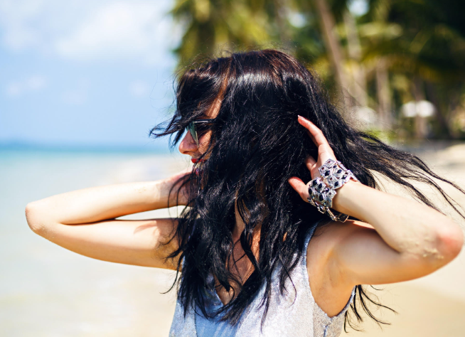 Tres pasos esenciales para recuperar el cabello dañado por el sol y el agua de mar  