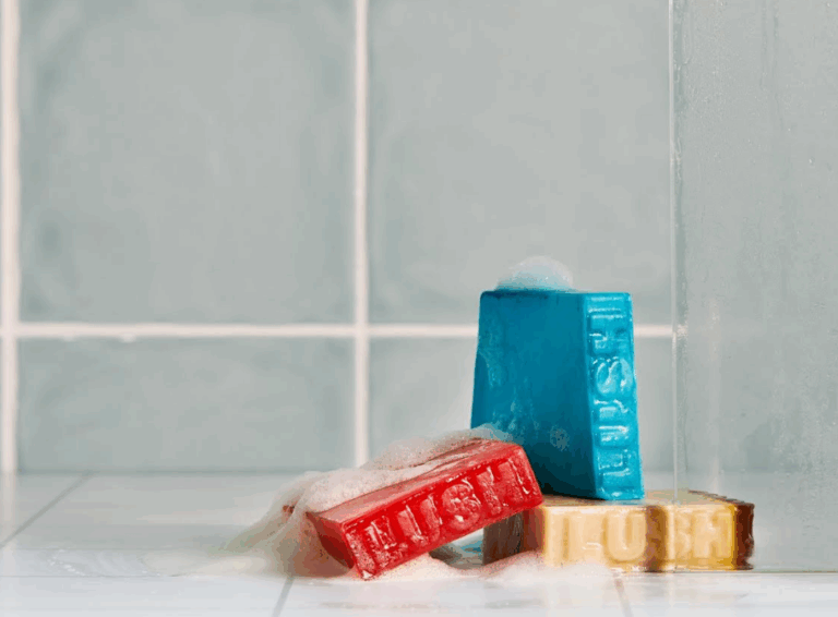 CINCO CLAVES PARA PARA VIAJAR LIGERO ESTE VERANO GRACIAS A LA COSMÉTICA SÓLIDA 