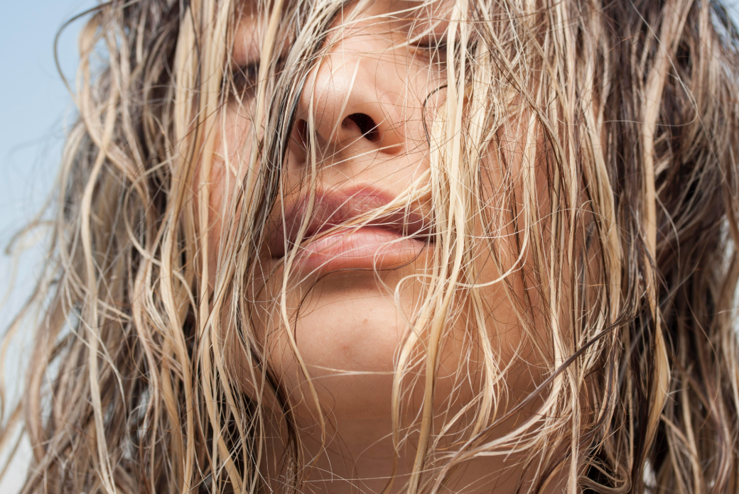 ¿Secarse o no secarse el cabello? Mitos y verdades sobre el cuidado capilar en verano