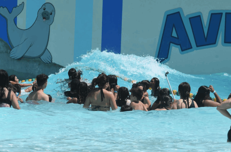 Niñas de Casa Herbalife refrescan el verano en parque acuático