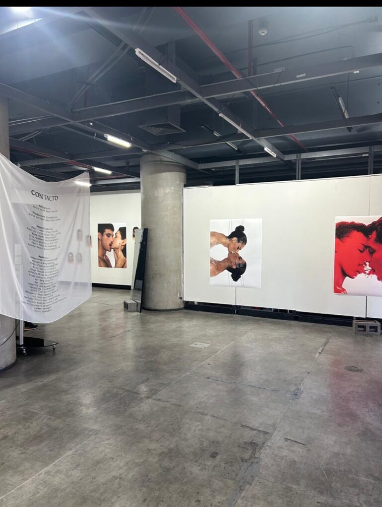 Epson invita a descubrir “Contacto”, la exposición fotográfica que explora el beso como lenguaje universal