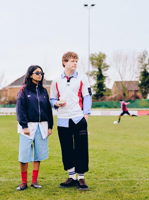 Umbro rinde homenaje a los clubes de barrio y revive la estética noventera del fútbol