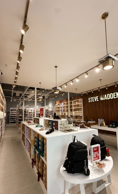 Steve Madden pisa fuerte con su primer outlet en Chile