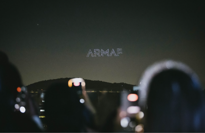 Con show de drones y figuras internacionales: así aterrizó en Chile exclusiva fragancia de Dubái
