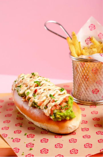 Emporio La Rosa lanza nuevos completos y reinterpreta un clásico de la comida chilena