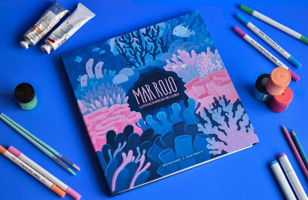 Dos jóvenes chilenas transforman el Mar Rojo en una experiencia artística y sensorial para colorear