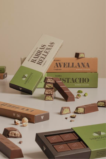 Varsovienne presenta su nueva línea de Barras Rellenas de Chocolate de Leche con Pistacho y Avellana Crujiente 