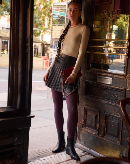 Borgoña, chocolate y pistacho: así se llevan las medias que dominan el street style