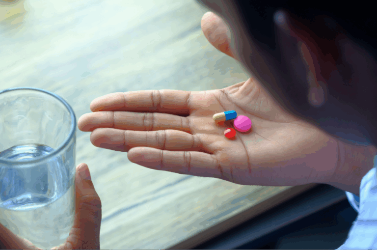 ¿Con qué tomas tus medicamentos? Café, leche y algunos jugos pueden alterar su efecto
