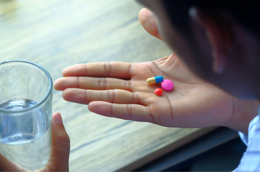 ¿Con qué tomas tus medicamentos? Café, leche y algunos jugos pueden alterar su efecto