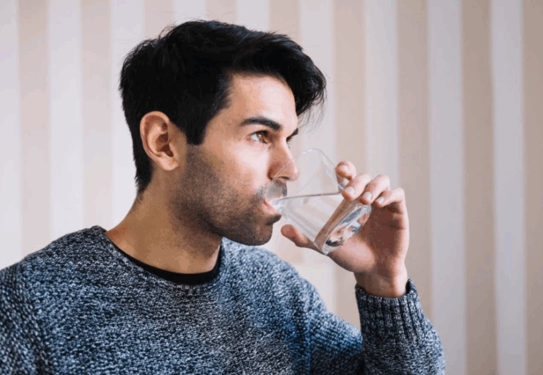 Agua entre tragos: por qué es importante hidratarse al consumir alcohol