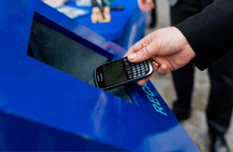 Vecinos de Santiago reciclan un 56% más de celulares que en 2025