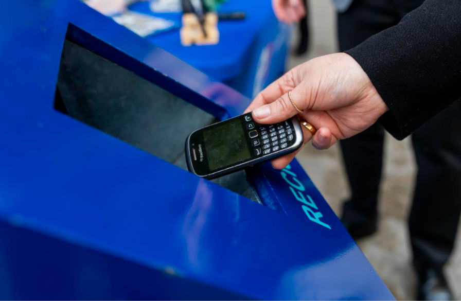 Vecinos de Santiago reciclan un 56% más de celulares que en 2025