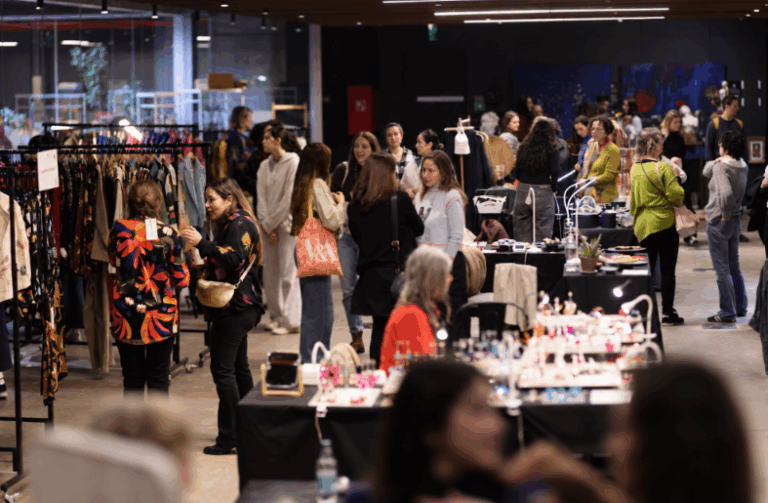 Diseño de autor, arte y belleza: más de 40 diseñadores y marcas nacionales se reúnen en una nueva edición Primavera/ Verano de una de las principales vitrinas del diseño chileno